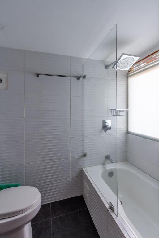 Un baño de Apartaestudios La Candelaria
