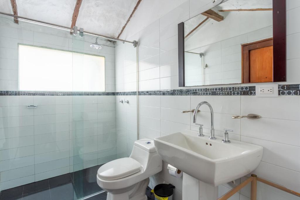 Un baño de Apartaestudios La Candelaria
