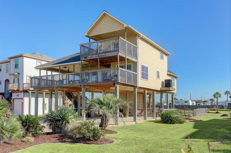 Casa grande con balcones en la playa en Classy Home with Backyard Oasis Hot Tub and 2 Shaded Decks, en Galveston