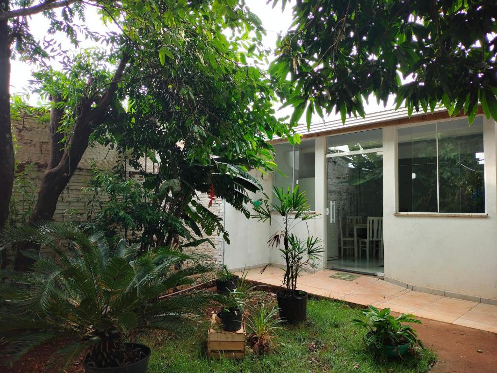 una casa con árboles y plantas en el patio en Ikigai Brasil Houses, en Foz do Iguaçu