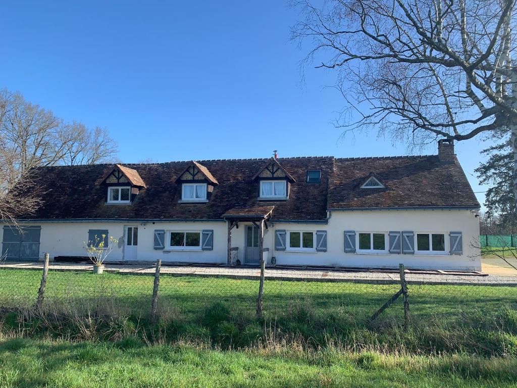 a white house with a brown roof at Saint Martin in Roézé-sur-Sarthe