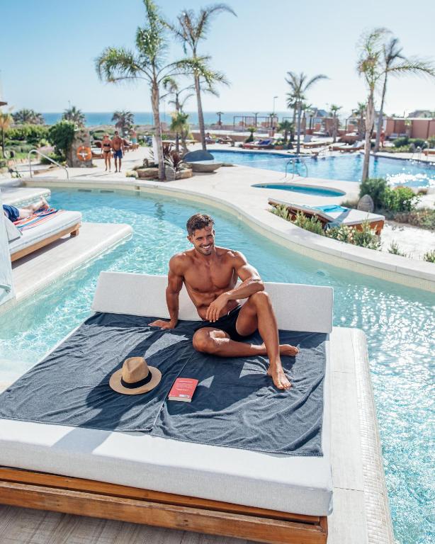 Zahara Beach & Spa by QHotels - Adults Recommendedの敷地内または近くにあるプール