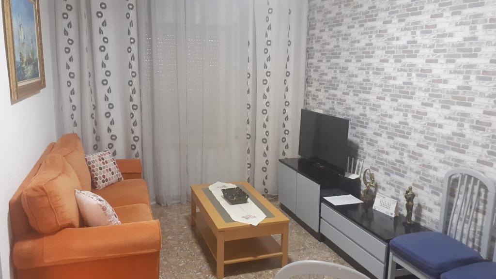 ein Wohnzimmer mit einem Sofa und einem TV in der Unterkunft PLANTA BAJA EN SANTA POLA in Santa Pola