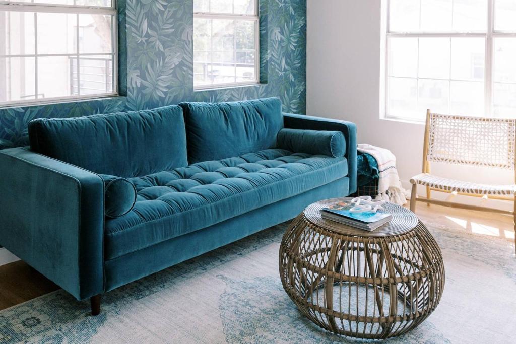 - un canapé bleu dans le salon avec une table dans l'établissement Unit 124 - The Strand 2 Bed - Cation on the Guadalupe, à New Braunfels