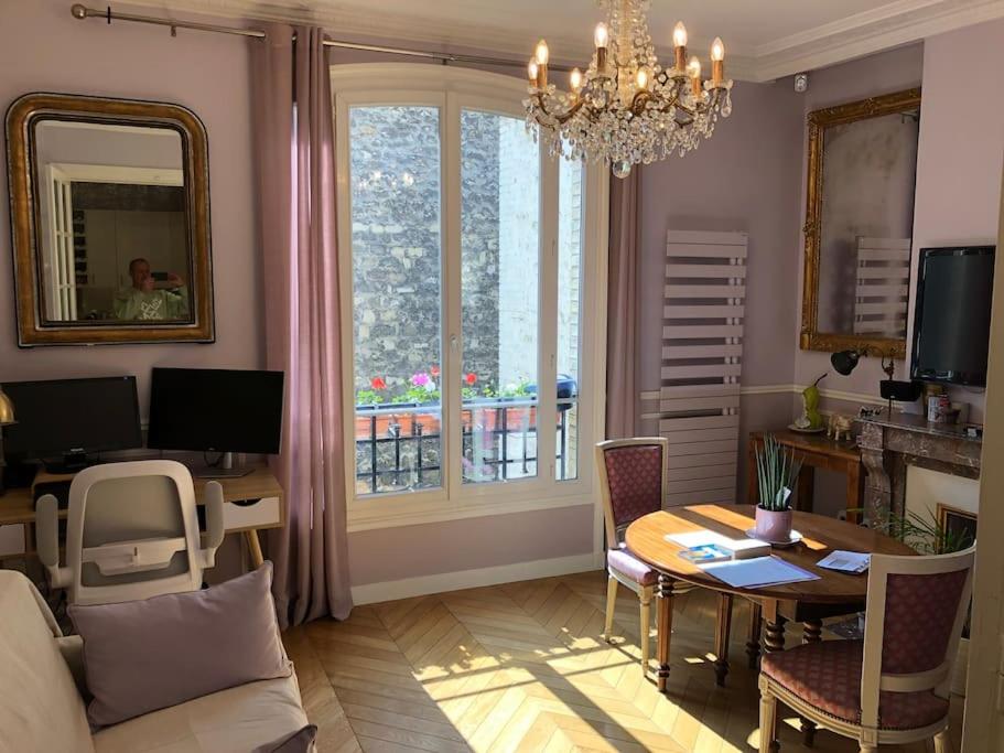 a living room with a dining room table and a dining roomiasm at Gobelins in Paris