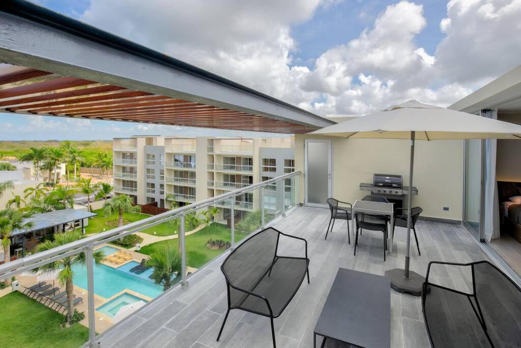 Balkón nebo terasa v ubytování New Apartment with Rooftop Jacuzzi and pool view - Vibe Residences 1BDR