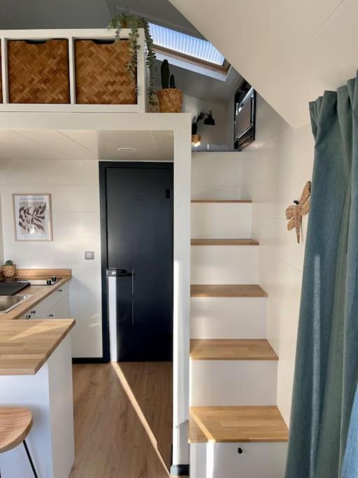 Kuchyň nebo kuchyňský kout v ubytování Tiny house with sauna & jacuzzi near Amsterdam