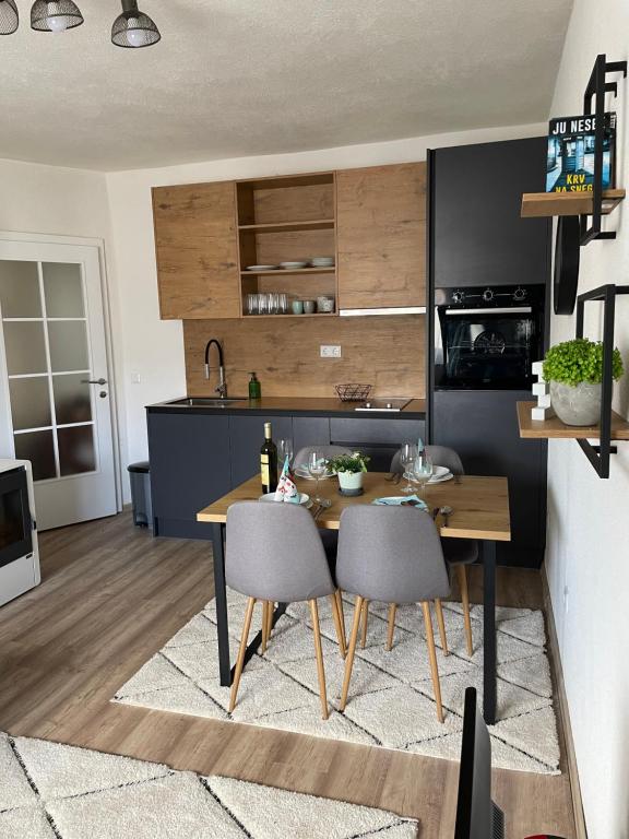 Kuchyň nebo kuchyňský kout v ubytování Planinski raj