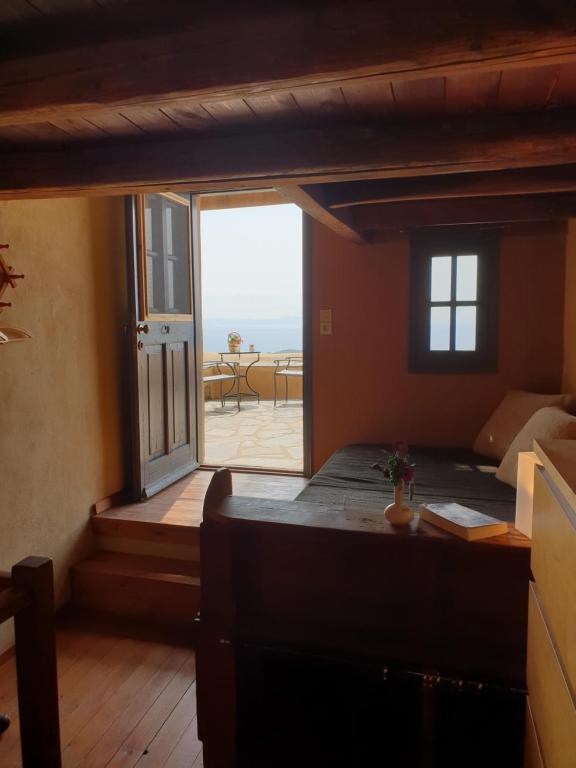 Zdjęcie z galerii obiektu Chios Houses, beautiful restored traditional stone houses with an astonishing seaview w mieście Volissos
