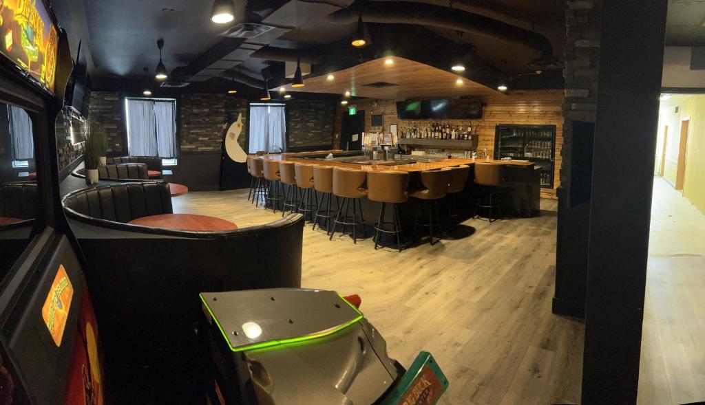 El lounge o bar de Ramada by Wyndham Estevan