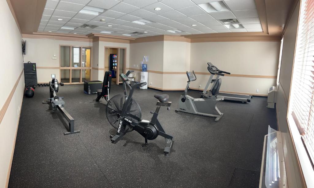 Gimnasio o equipo deportivo en Ramada by Wyndham Estevan