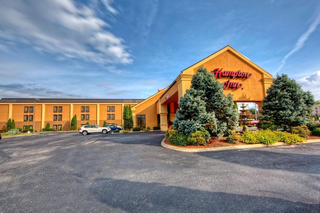 ein Hotel mit einem Schild auf der Vorderseite eines Gebäudes in der Unterkunft Hampton Inn Morristown in Morristown