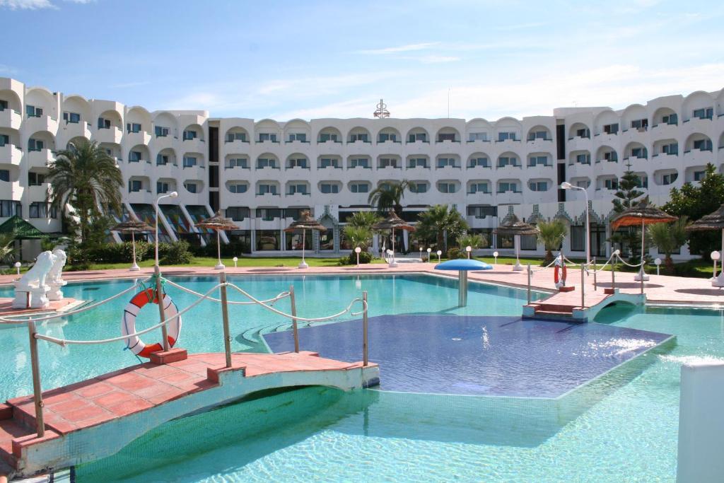 a large swimming pool in front of a large building at Helya Beach Resort in Monastir