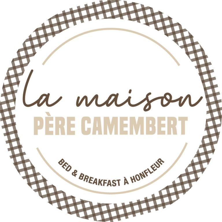 un logo pour la maison pee camper dans l'établissement La maison père camembert, à Honfleur