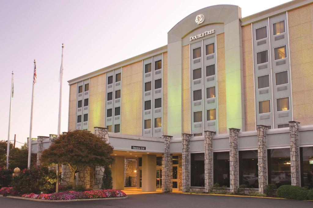 eine Darstellung der Vorderseite eines Hotels in der Unterkunft DoubleTree by Hilton Pittsburgh Airport in Moon Township