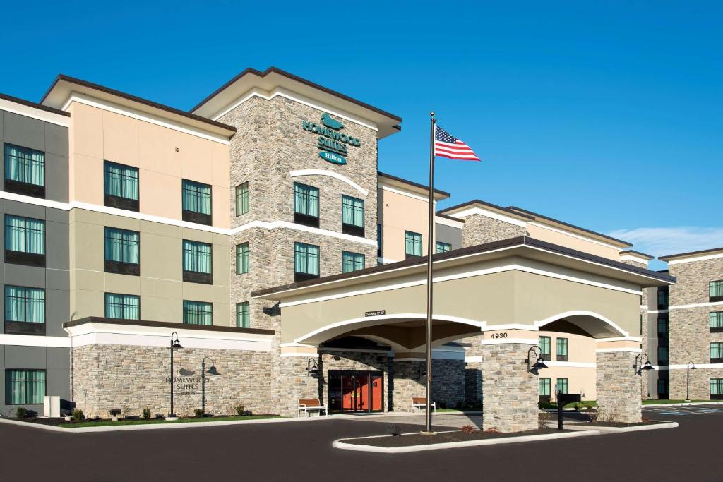 un'immagine di un hotel con bandiera americana di Homewood Suites by Hilton Cleveland/Sheffield ad Avon