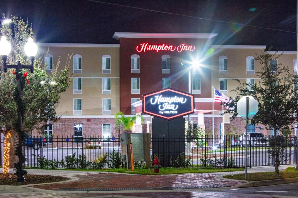 a sign for an emergency clinic in front of a building at Hampton Inn - Palatka in Palatka