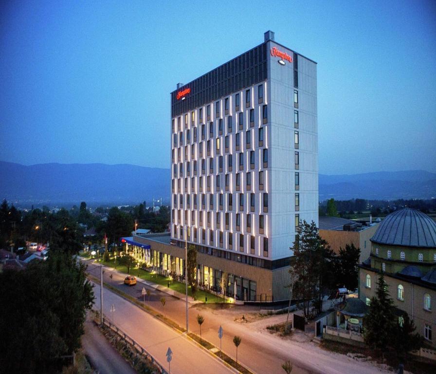 un edificio alto en una calle de la ciudad por la noche en Hampton By Hilton Bolu, en Bolu