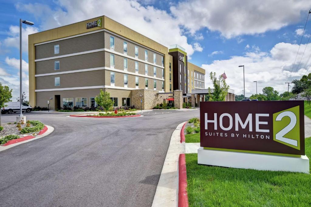 um sinal em frente a um edifício com uma casa suites por cozinha em Home2 Suites by Hilton Springfield North em Springfield