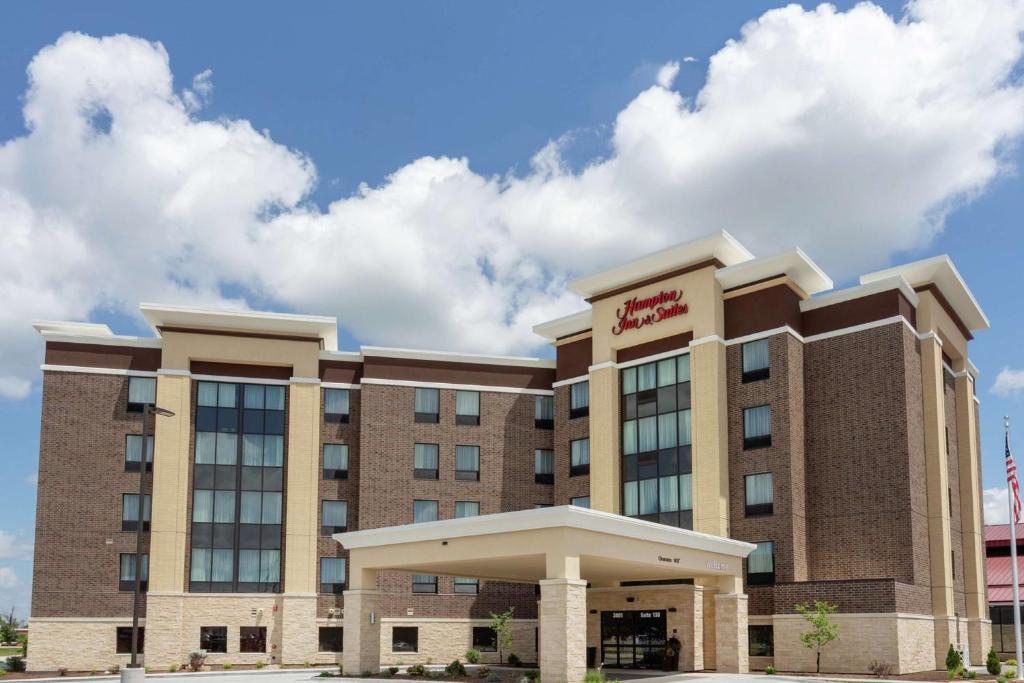 eine Darstellung der Vorderseite eines Hotels in der Unterkunft Hampton Inn & Suites Burlington in Burlington