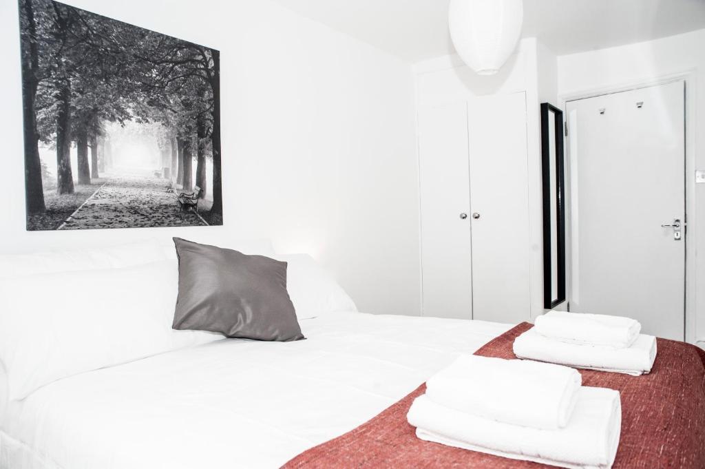Katil atau katil-katil dalam bilik di 2Bed/Apt - ZONE 1 - 4 Tube Stations + Hyde Park