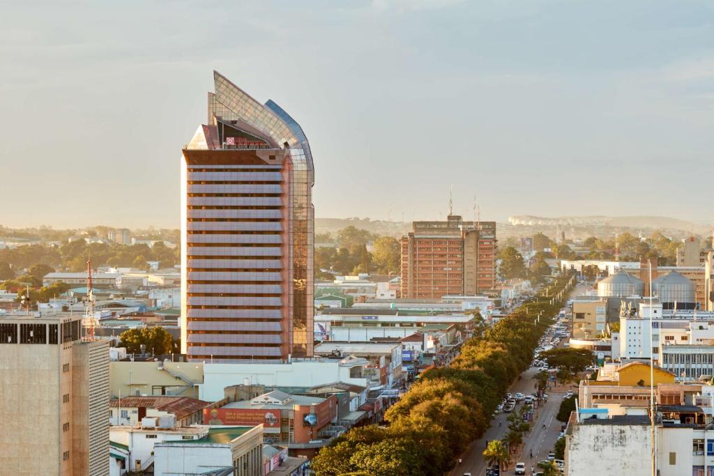 Blick auf eine Stadt mit einem hohen Gebäude in der Unterkunft Hilton Garden Inn Society Business Park in Lusaka