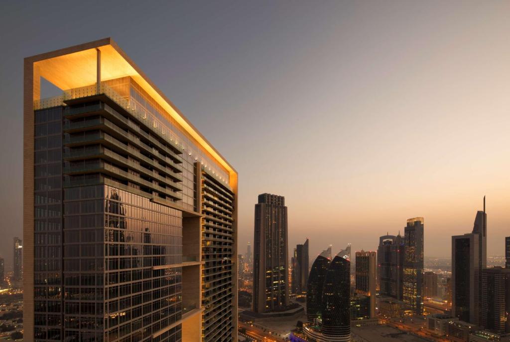 un grand bâtiment au milieu d'une ville dans l'établissement Waldorf Astoria Dubai International Financial Centre, à Dubaï