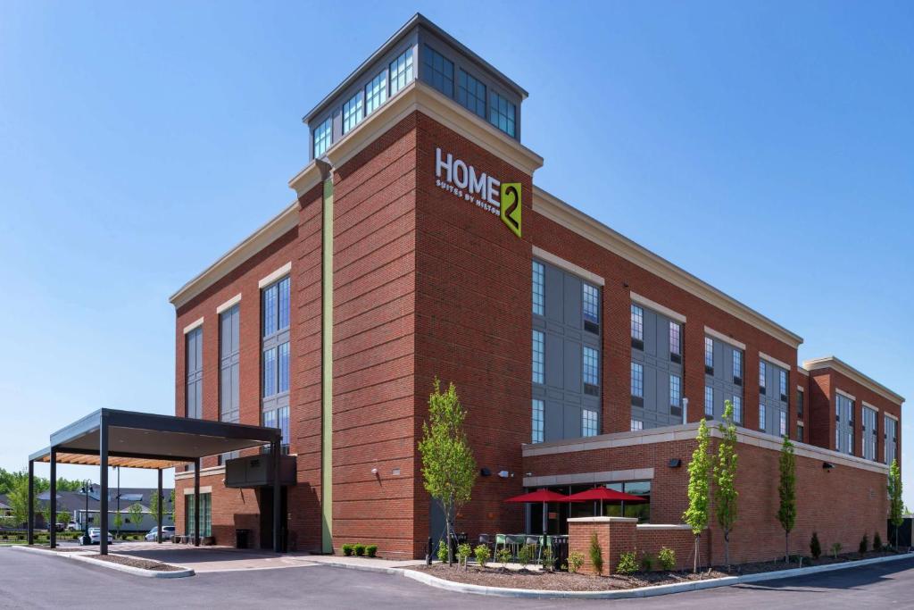 New AlbanyHome2 Suites By Hilton New Albany Columbus的侧面有标志的建筑物