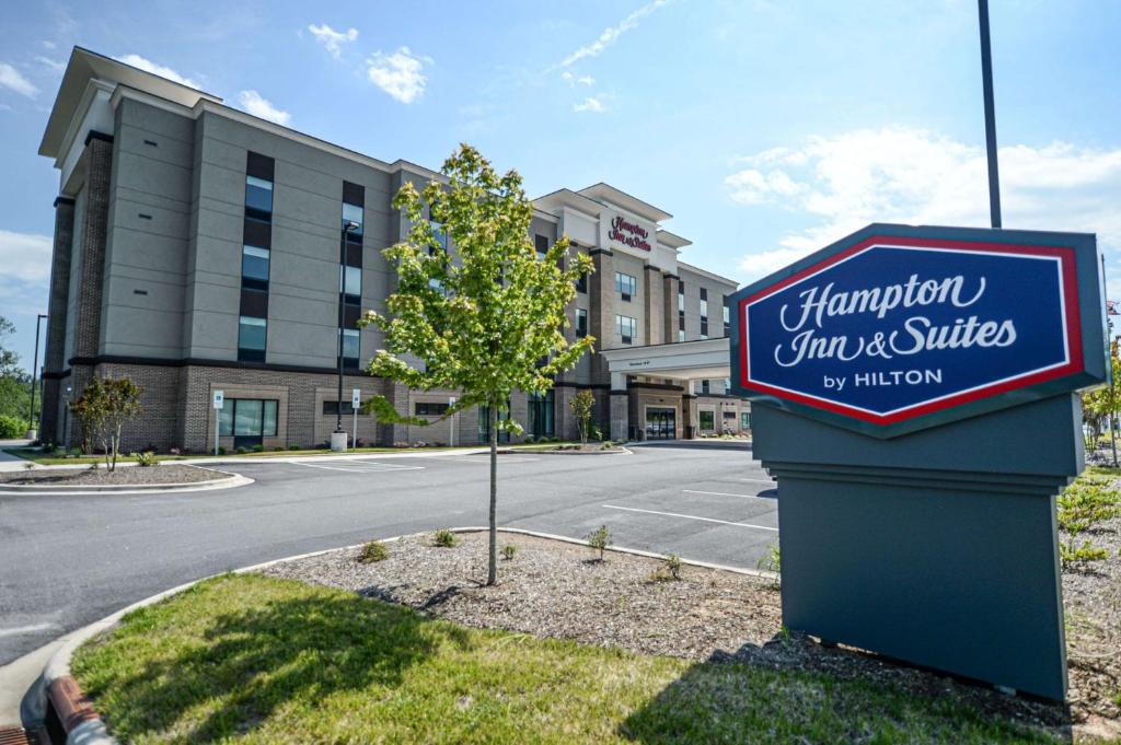 una señal para la posada y las suites hampton en Hampton Inn & Suites Lenoir, NC en Lenoir