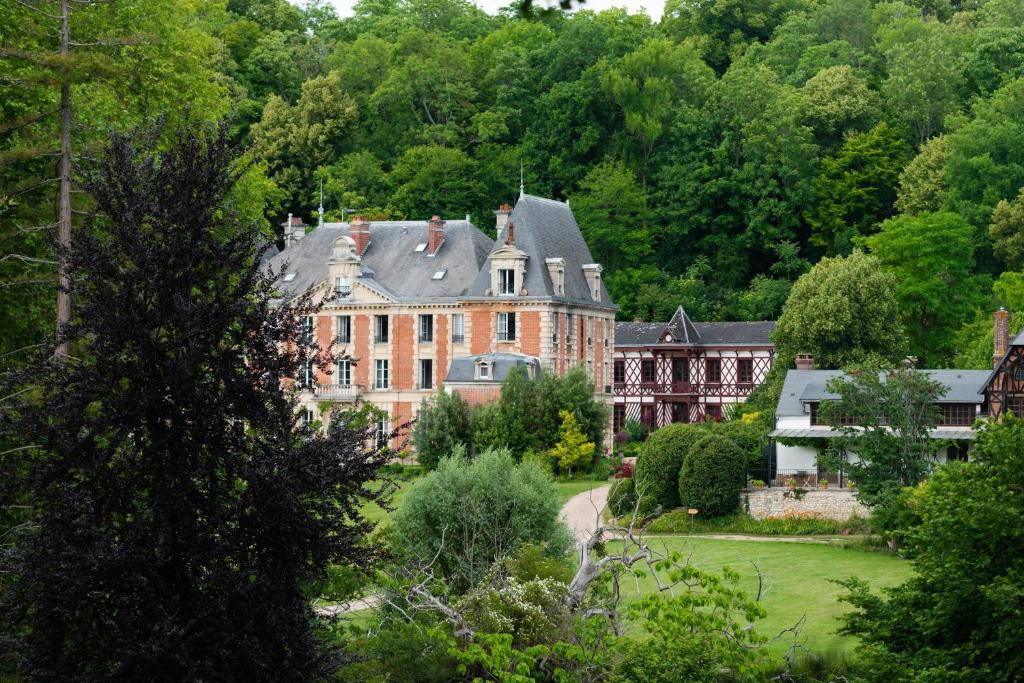 Saint-Cyr-en-ArthiesにあるChâteau De La Bûcherieの森の中の古い邸宅