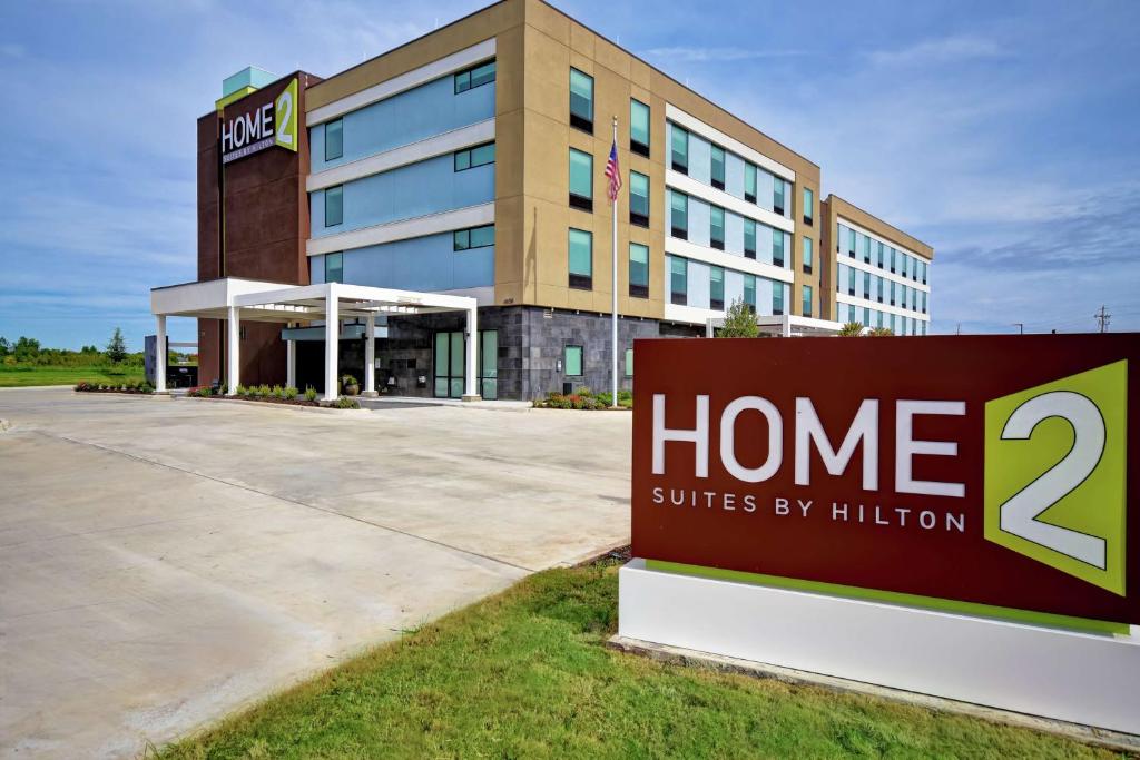 una suite hogareña con letrero Hilton frente a un edificio en Home2 Suites By Hilton Shreveport en Shreveport