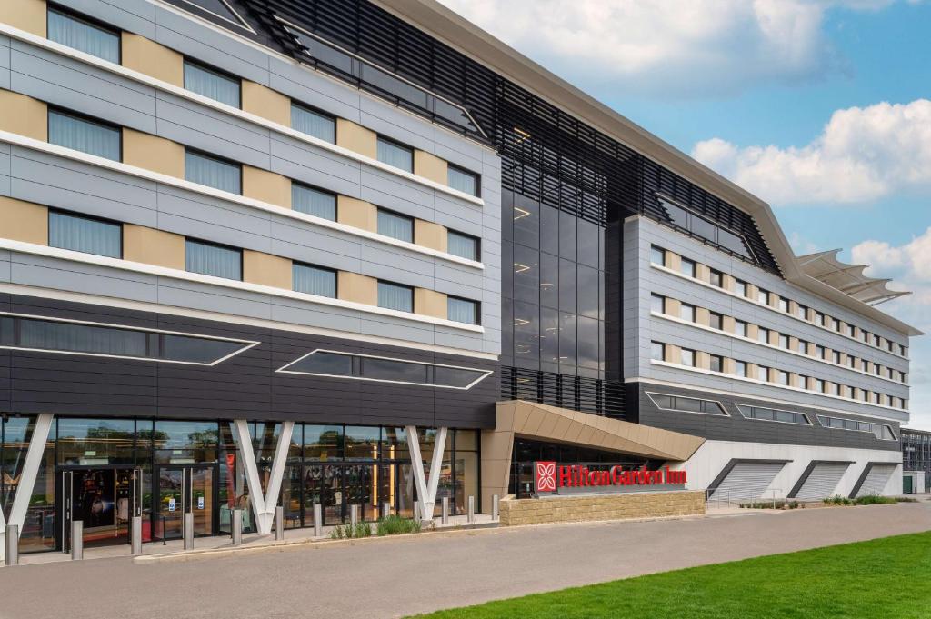 - un grand bureau avec une grande fenêtre dans l'établissement Hilton Garden Inn Silverstone, à Towcester