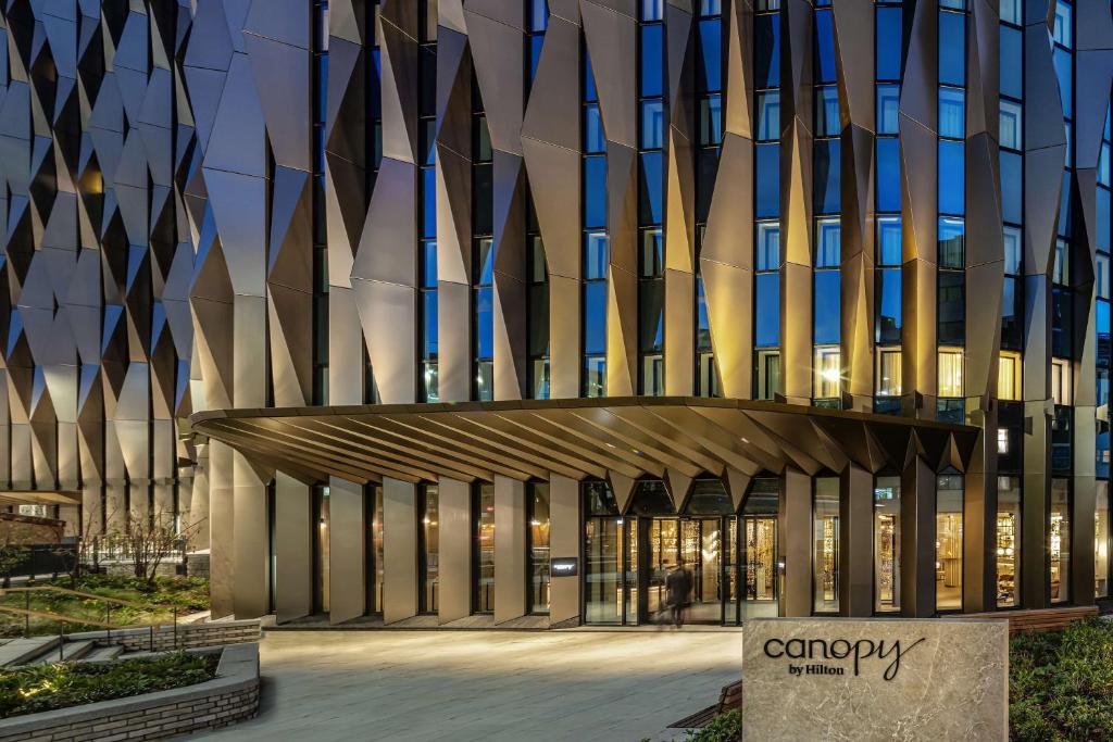 un raccordement de l'entrée d'un bâtiment dans l'établissement Canopy by Hilton London City, à Londres