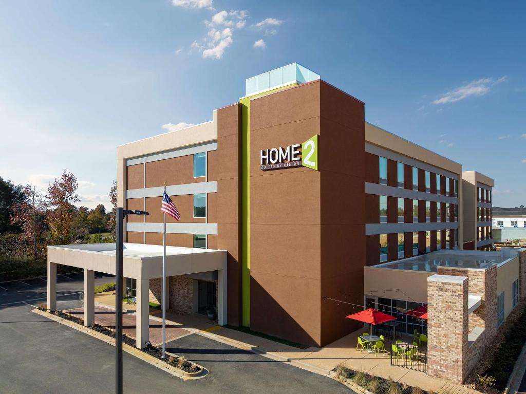 un edificio de oficinas con un letrero en él en Home2 Suites By Hilton Tupelo en Tupelo