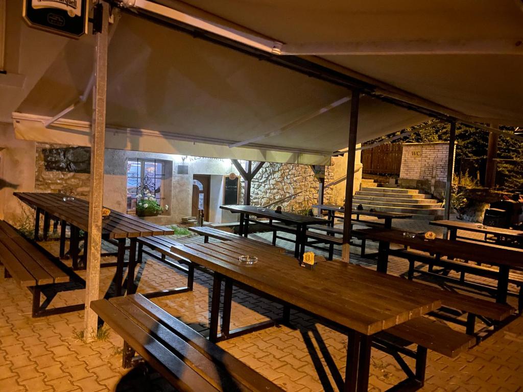 Penzion Na Zastávce في سيسكي ستيرنبيرك: مجموعة طاولات نزهة خشبية في مبنى