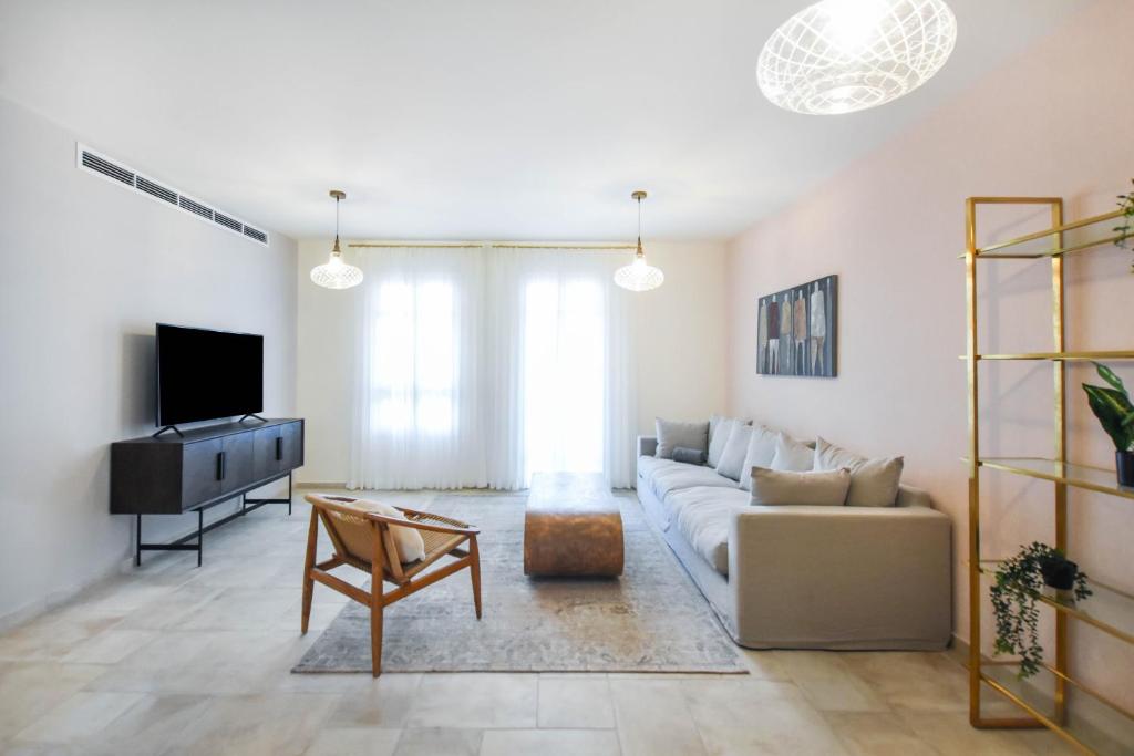 Posezení v ubytování Spacious 3BR in Neve Tzedek by HolyGuest