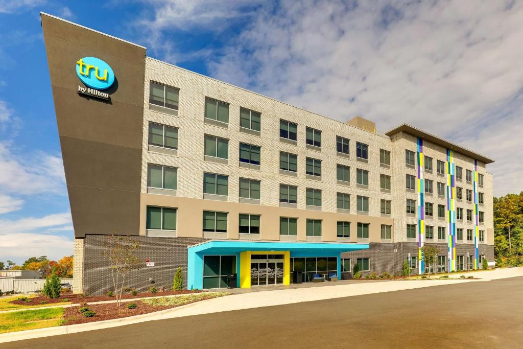 Tru By Hilton Raleigh Garner في جارنر: مبنى مكتب مع علامة على جانبه