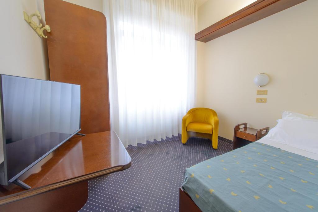 A television and/or entertainment centre at Palace Hotel Domus Mea Riccione
