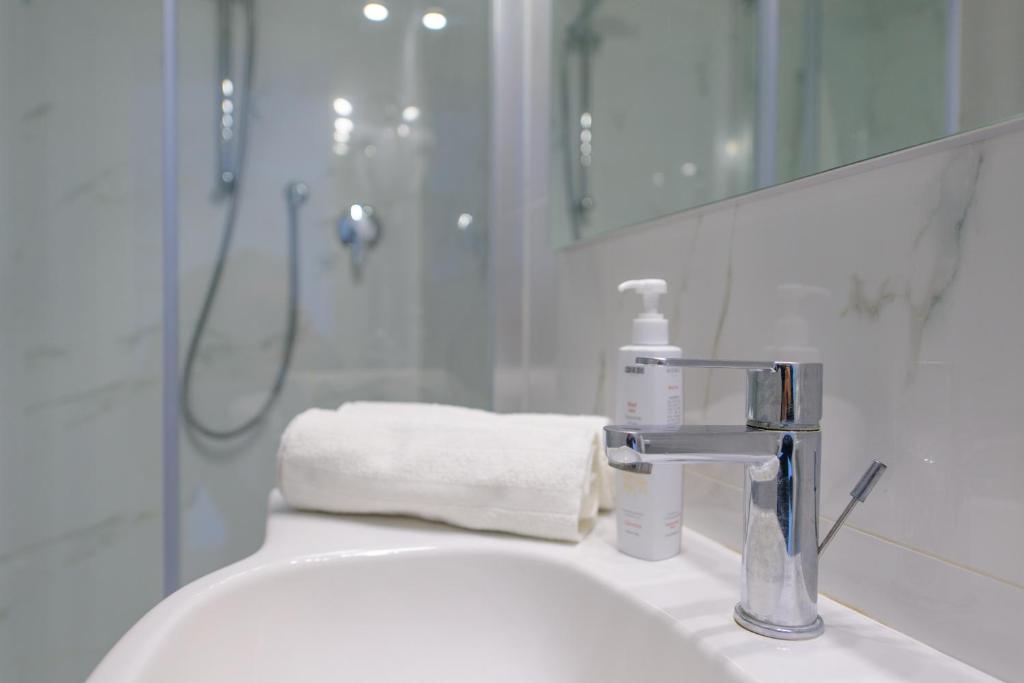 A bathroom at Palace Hotel Domus Mea Riccione