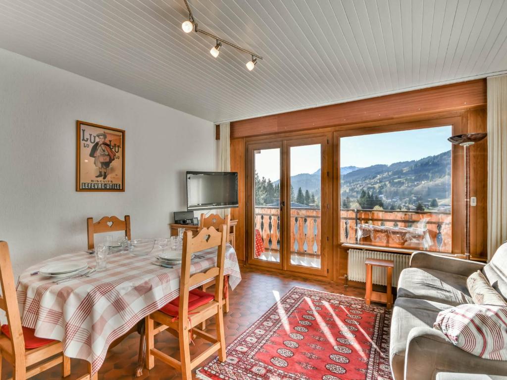 une salle à manger avec une table et un balcon dans l'établissement Charmant T2 aux Gets - Proche Pistes et Centre - 4 pers - FR-1-685-61, aux Gets
