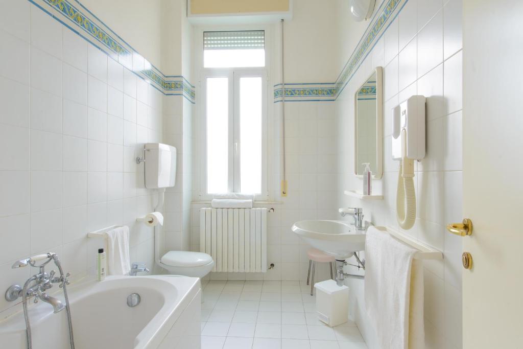 A bathroom at Palace Hotel Domus Mea Riccione