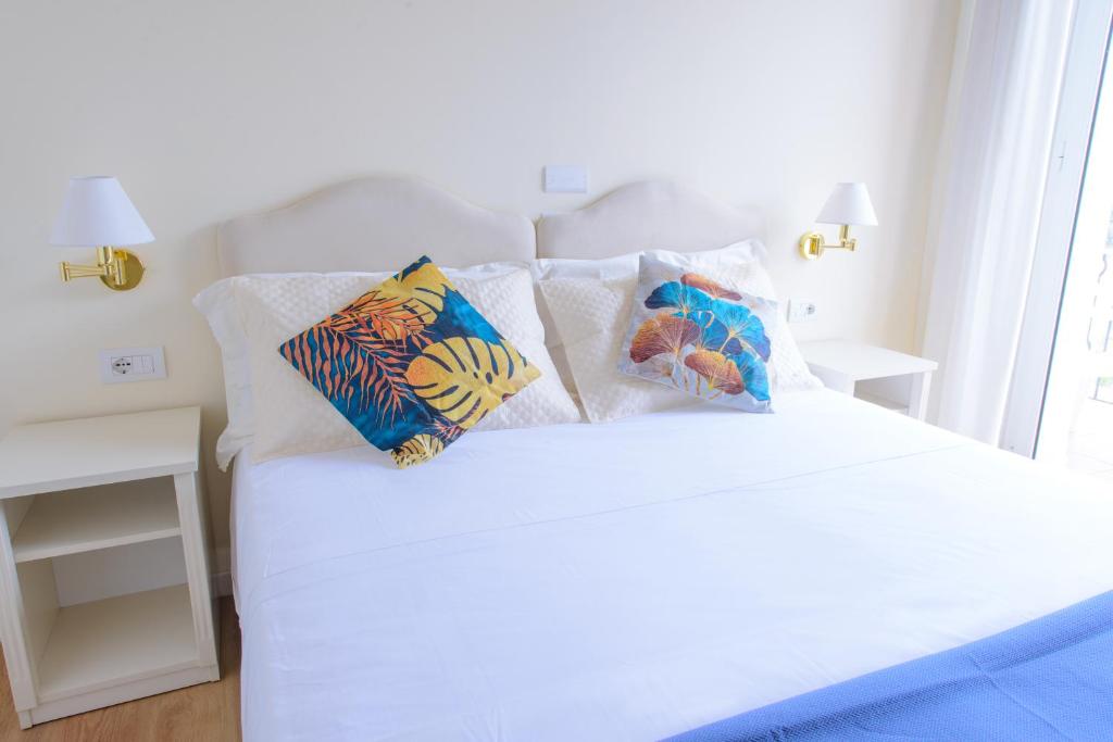 A bed or beds in a room at Palace Hotel Domus Mea Riccione