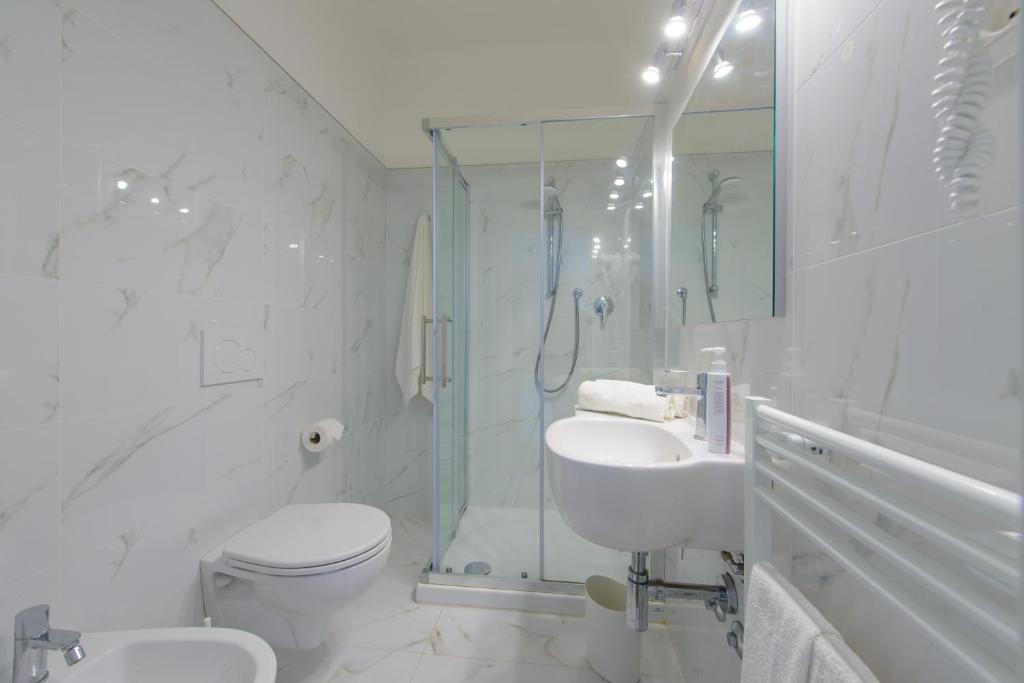 A bathroom at Palace Hotel Domus Mea Riccione
