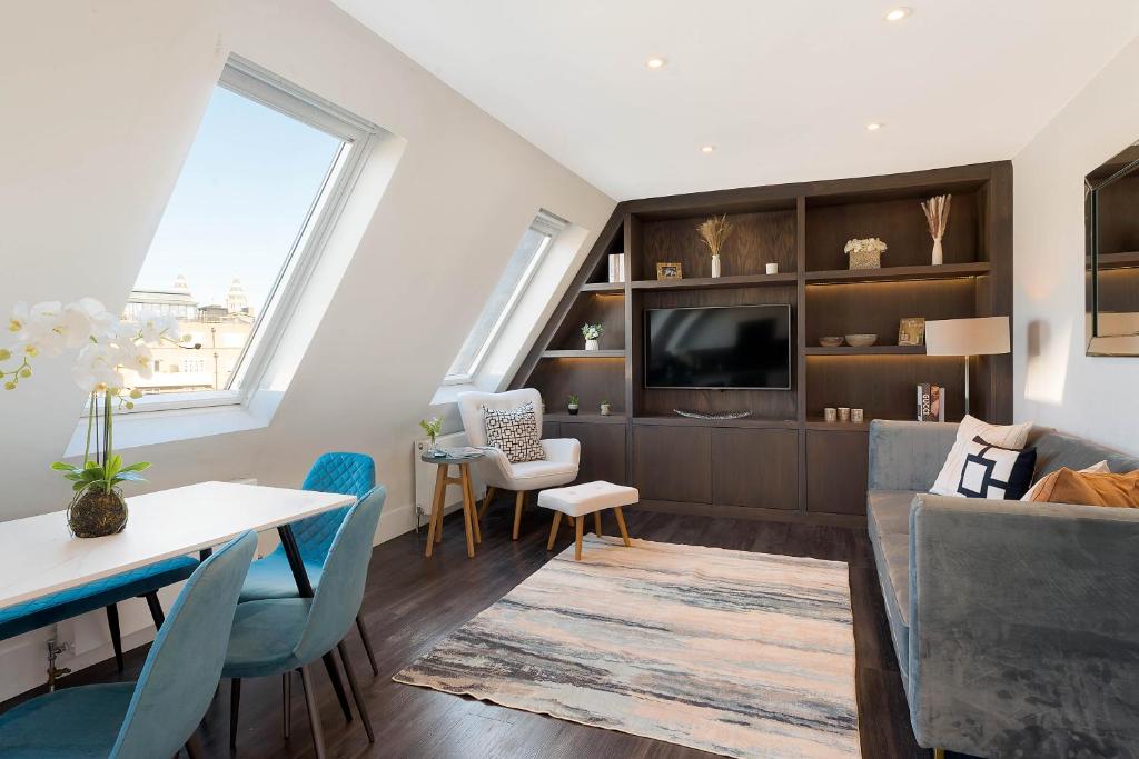 Hotel Amazing South Kensington Flat, a living room with a couch and a table at Amazing South Kensington Flat in London