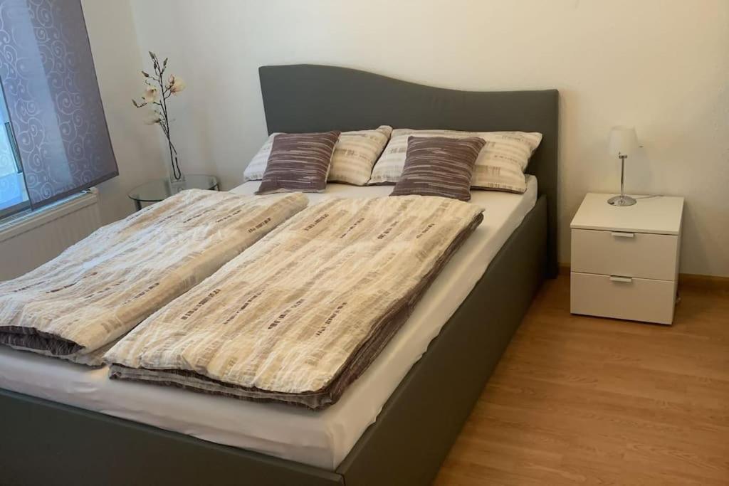 ein großes Bett in einem kleinen Zimmer mit in der Unterkunft Komplettes Apartment - 2 Zimmer Wohnung in Kehl am Rhein