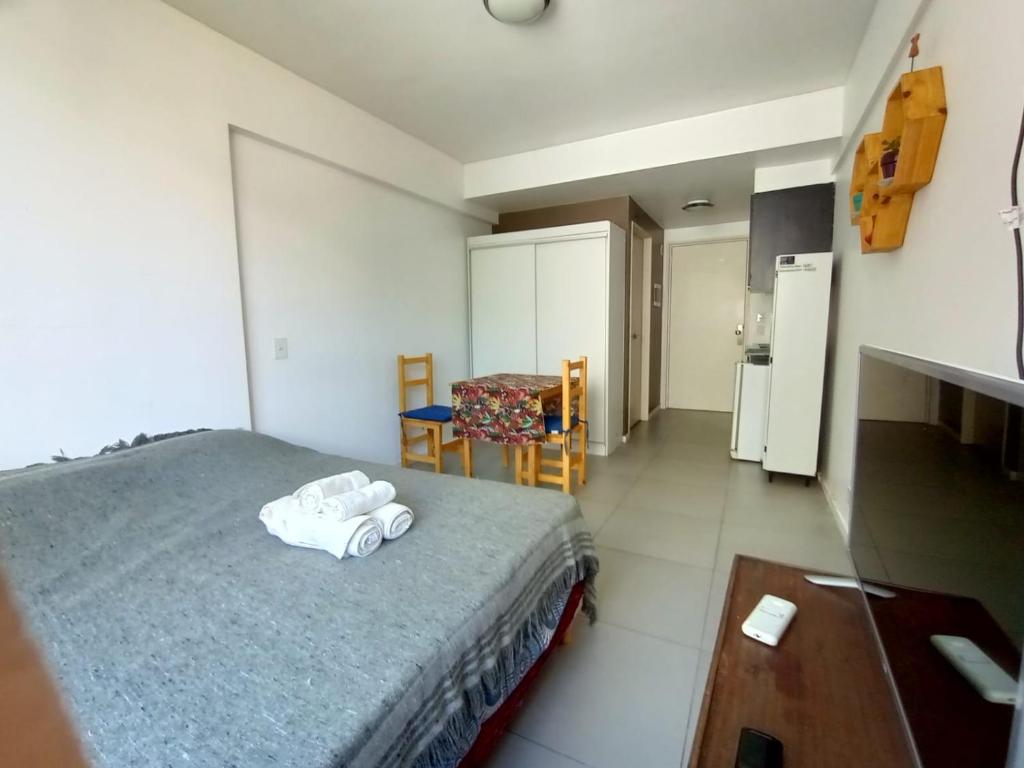 um quarto com uma cama com duas toalhas em Departamento con pileta Almagro em Buenos Aires