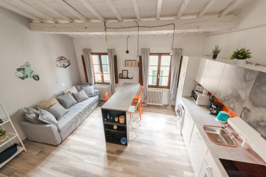 een woonkamer met een bank en een tafel bij Design Center Florence APT - HomeUnity in Florence