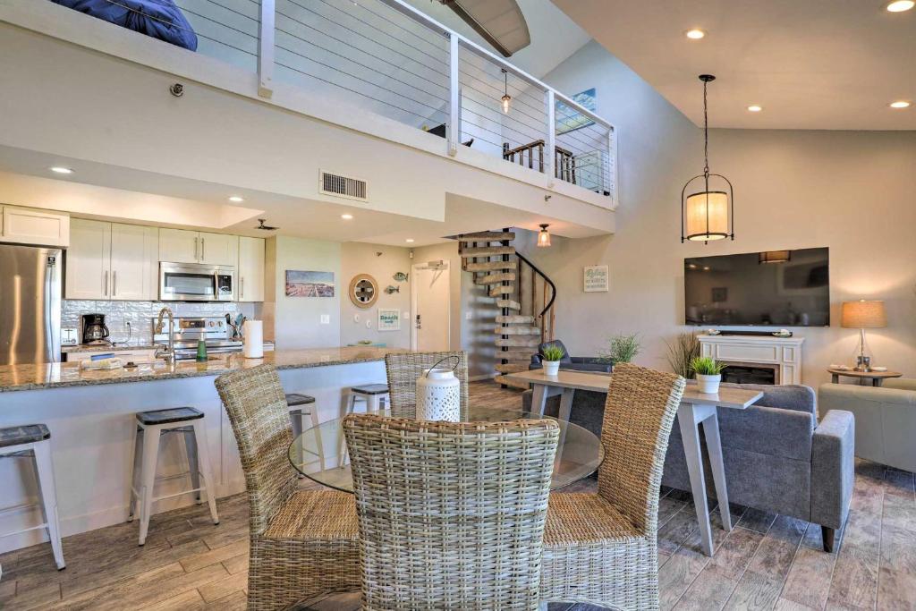 una cucina e un soggiorno con tavolo e sedie di Walk to Beach Condo with Pool in Indian Shores! a Clearwater Beach