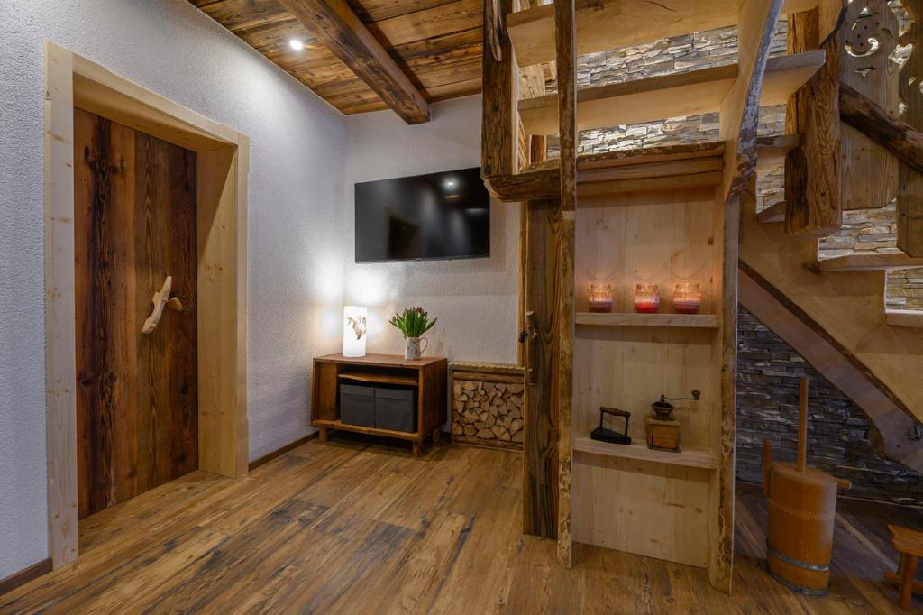 TV a/nebo společenská místnost v ubytování Goiserer Chalet