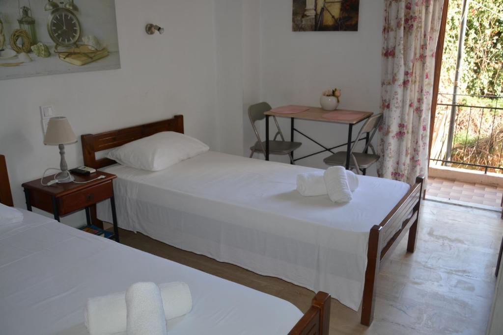Postel nebo postele na pokoji v ubytování Poseidon Studios Chania Center